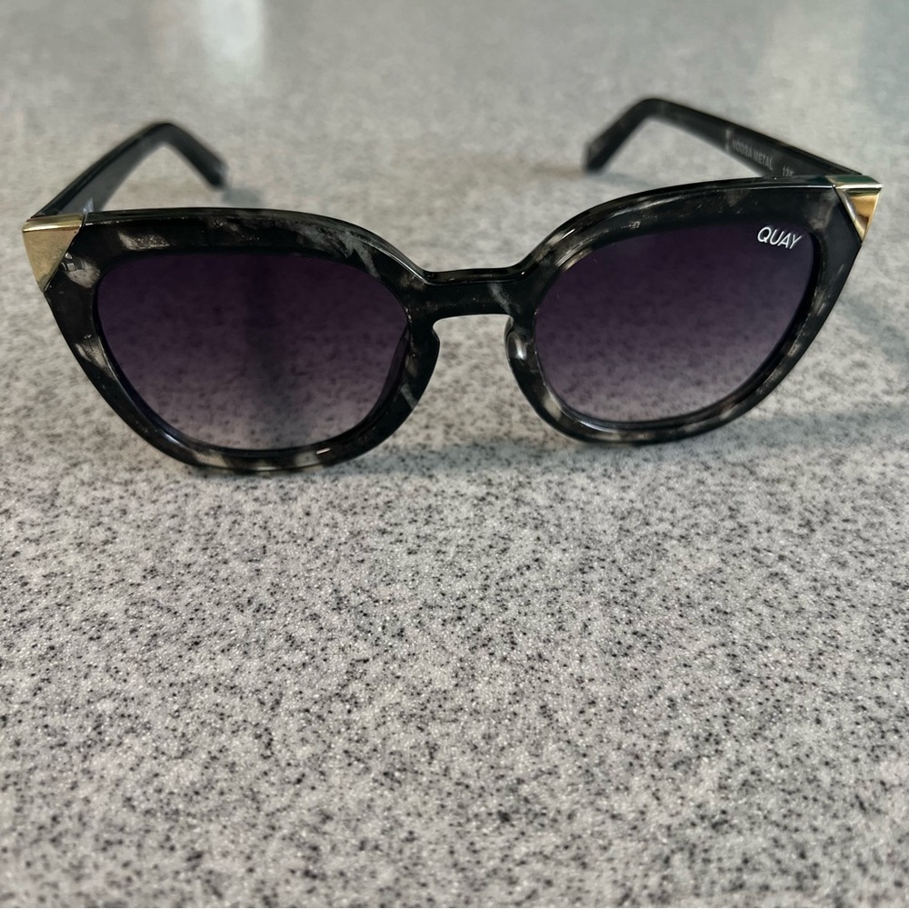 Quay Australia Black and Gray Sunglasses with Modern Geometric Design
